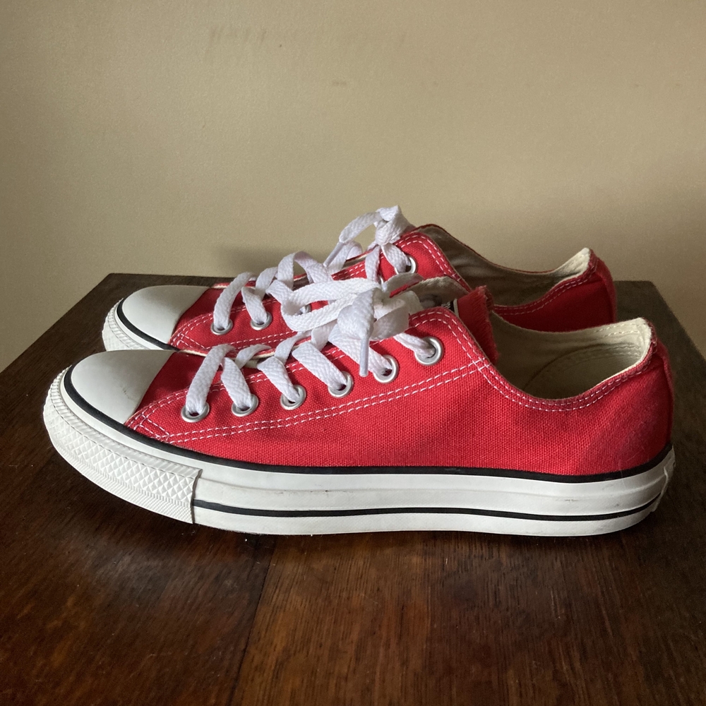 Converse Low Top Red Chuck Taylor All Star Converse; Size 6M/8W